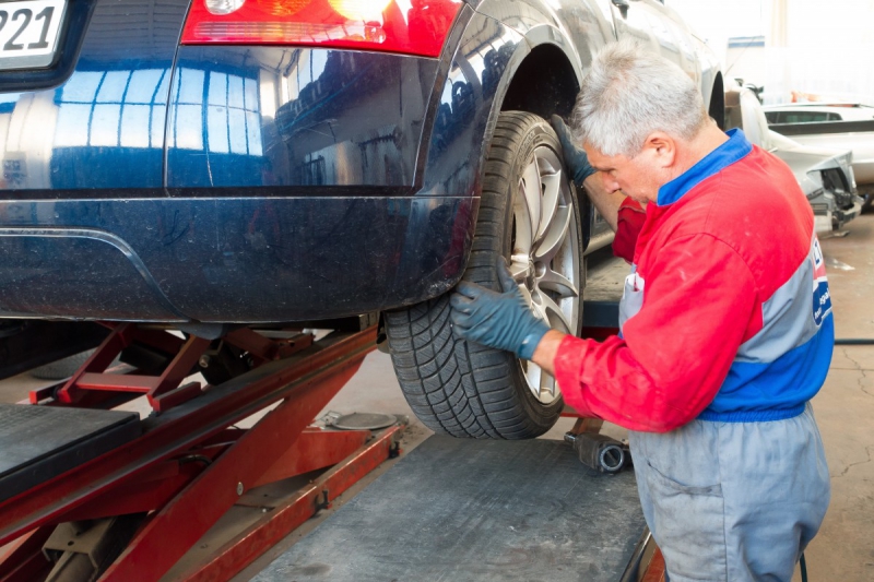 vitrine-TOURVES-min_auto_repair_repair_lift_auto_mechanic_work_clothes_master_professional_man_of_the_fold-685629