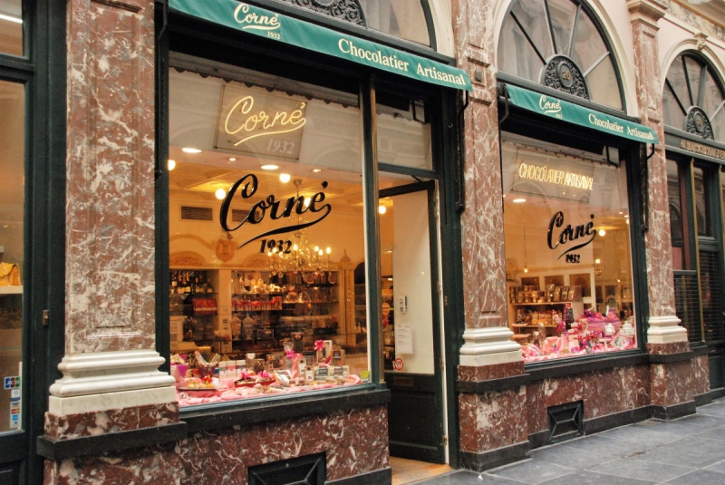 vitrine-TOURVES-min_chocolate_chocolaterie_shop_luxury_chic_gallery_brussels_belgium-558146