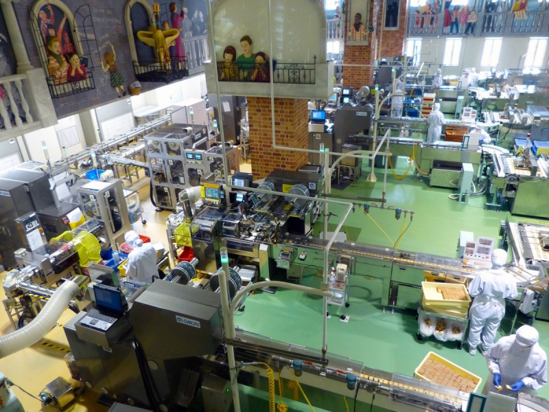 vitrine-TOURVES-min_japan_sapporo_chocolate_factory_label_packaging_cookie_machine_operators-961509